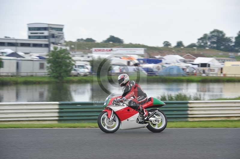 Mallory park Leicestershire;Mallory park photographs;Motorcycle action photographs;classic bikes;event digital images;eventdigitalimages;mallory park;no limits trackday;peter wileman photography;vintage bikes;vintage motorcycles;vmcc festival 1000 bikes