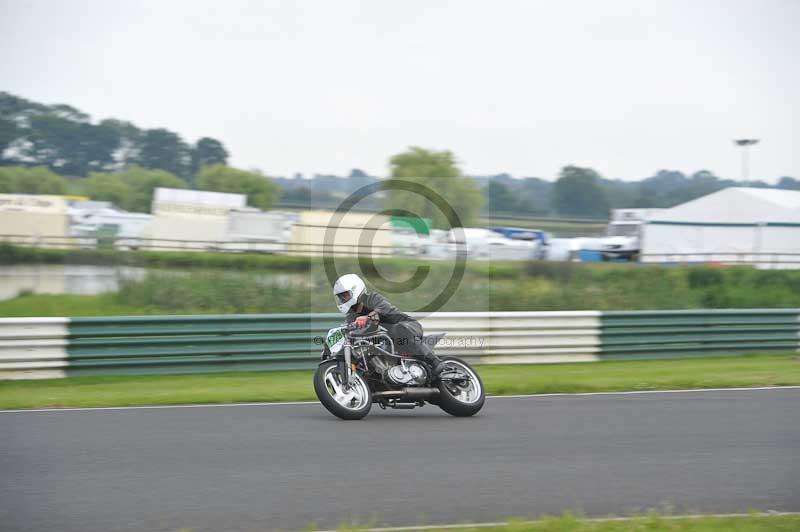 Mallory park Leicestershire;Mallory park photographs;Motorcycle action photographs;classic bikes;event digital images;eventdigitalimages;mallory park;no limits trackday;peter wileman photography;vintage bikes;vintage motorcycles;vmcc festival 1000 bikes