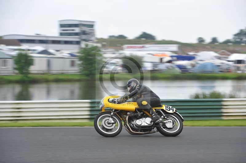 Mallory park Leicestershire;Mallory park photographs;Motorcycle action photographs;classic bikes;event digital images;eventdigitalimages;mallory park;no limits trackday;peter wileman photography;vintage bikes;vintage motorcycles;vmcc festival 1000 bikes