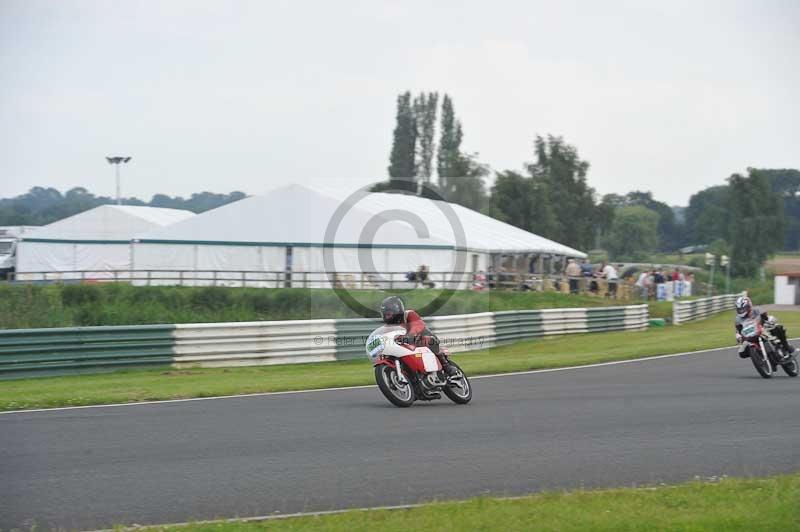 Mallory park Leicestershire;Mallory park photographs;Motorcycle action photographs;classic bikes;event digital images;eventdigitalimages;mallory park;no limits trackday;peter wileman photography;vintage bikes;vintage motorcycles;vmcc festival 1000 bikes