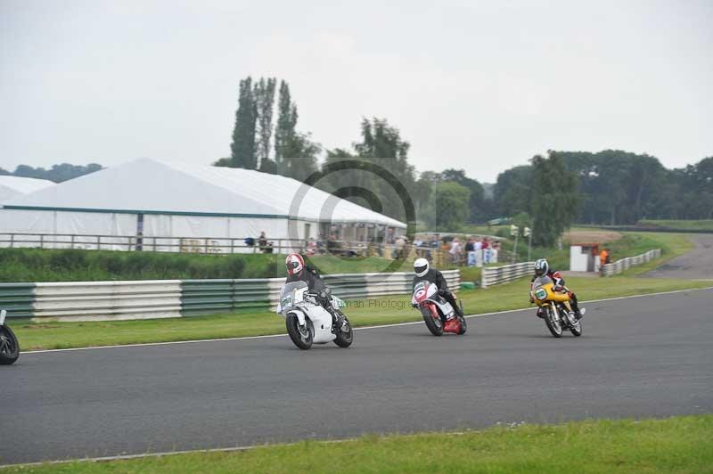 Mallory park Leicestershire;Mallory park photographs;Motorcycle action photographs;classic bikes;event digital images;eventdigitalimages;mallory park;no limits trackday;peter wileman photography;vintage bikes;vintage motorcycles;vmcc festival 1000 bikes