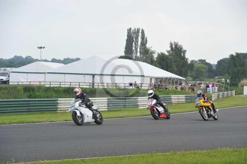 Mallory park Leicestershire;Mallory park photographs;Motorcycle action photographs;classic bikes;event digital images;eventdigitalimages;mallory park;no limits trackday;peter wileman photography;vintage bikes;vintage motorcycles;vmcc festival 1000 bikes