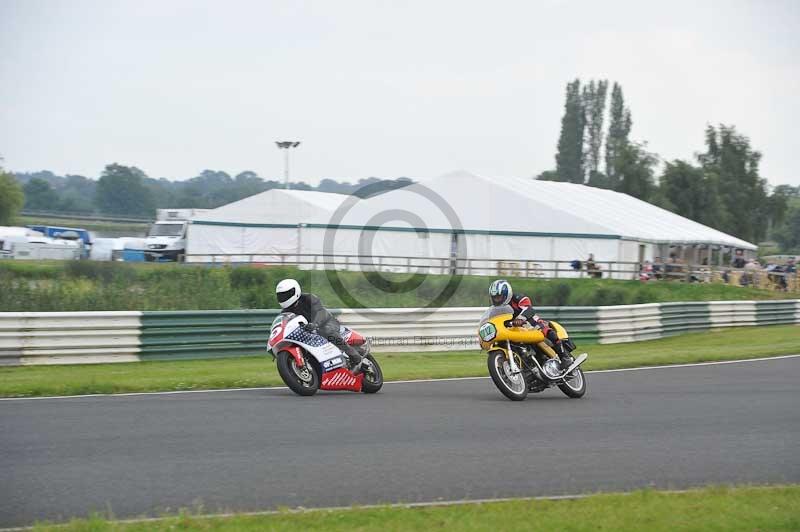 Mallory park Leicestershire;Mallory park photographs;Motorcycle action photographs;classic bikes;event digital images;eventdigitalimages;mallory park;no limits trackday;peter wileman photography;vintage bikes;vintage motorcycles;vmcc festival 1000 bikes