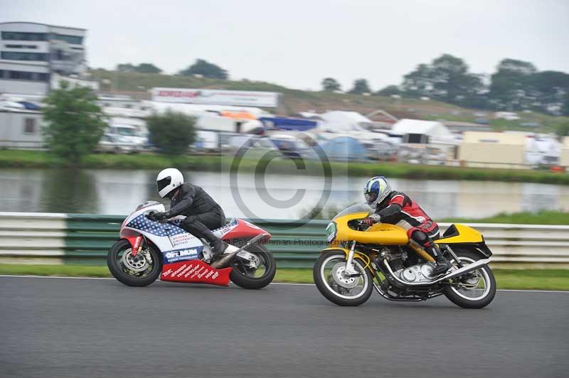 Mallory park Leicestershire;Mallory park photographs;Motorcycle action photographs;classic bikes;event digital images;eventdigitalimages;mallory park;no limits trackday;peter wileman photography;vintage bikes;vintage motorcycles;vmcc festival 1000 bikes