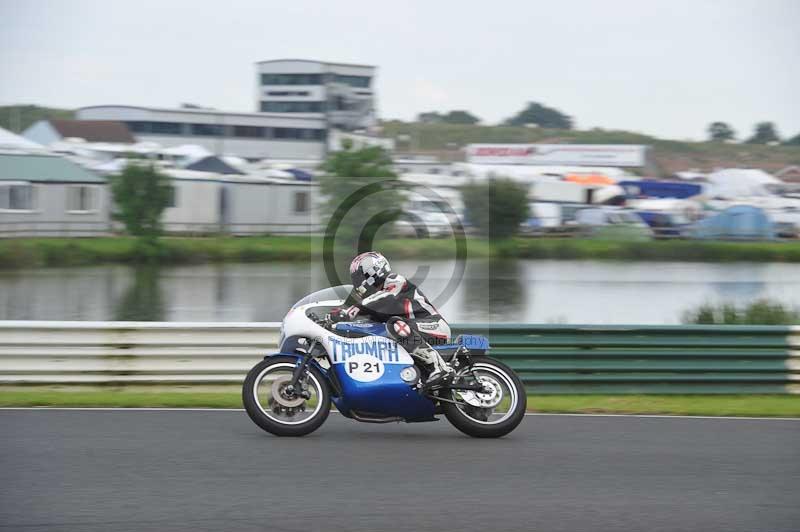 Mallory park Leicestershire;Mallory park photographs;Motorcycle action photographs;classic bikes;event digital images;eventdigitalimages;mallory park;no limits trackday;peter wileman photography;vintage bikes;vintage motorcycles;vmcc festival 1000 bikes