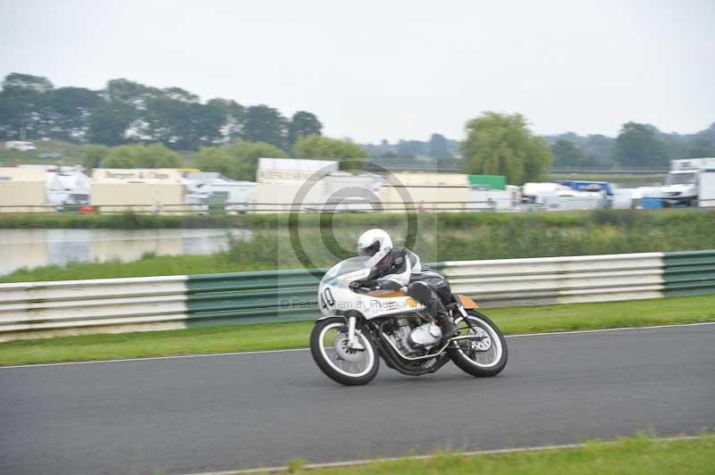 Mallory park Leicestershire;Mallory park photographs;Motorcycle action photographs;classic bikes;event digital images;eventdigitalimages;mallory park;no limits trackday;peter wileman photography;vintage bikes;vintage motorcycles;vmcc festival 1000 bikes