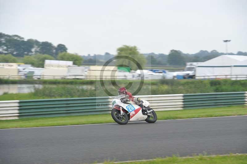 Mallory park Leicestershire;Mallory park photographs;Motorcycle action photographs;classic bikes;event digital images;eventdigitalimages;mallory park;no limits trackday;peter wileman photography;vintage bikes;vintage motorcycles;vmcc festival 1000 bikes