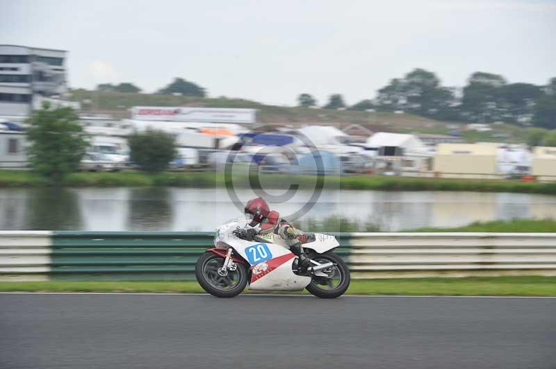 Mallory park Leicestershire;Mallory park photographs;Motorcycle action photographs;classic bikes;event digital images;eventdigitalimages;mallory park;no limits trackday;peter wileman photography;vintage bikes;vintage motorcycles;vmcc festival 1000 bikes