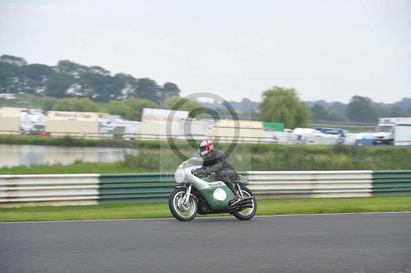 Mallory park Leicestershire;Mallory park photographs;Motorcycle action photographs;classic bikes;event digital images;eventdigitalimages;mallory park;no limits trackday;peter wileman photography;vintage bikes;vintage motorcycles;vmcc festival 1000 bikes