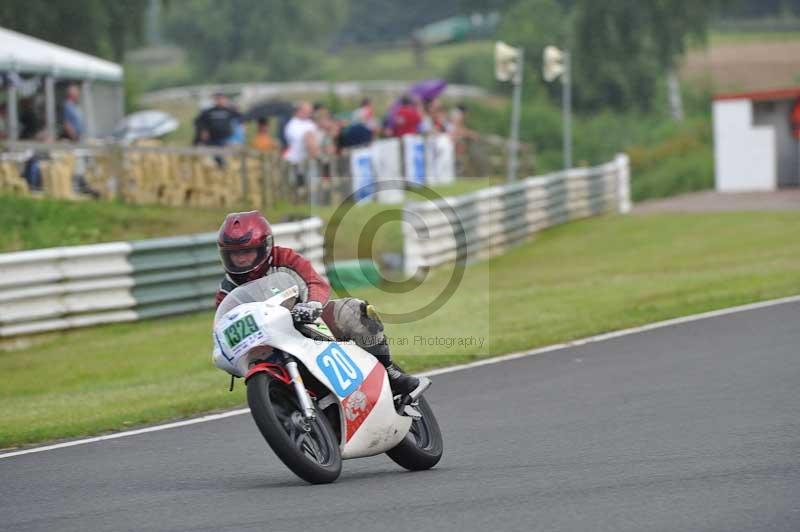 Mallory park Leicestershire;Mallory park photographs;Motorcycle action photographs;classic bikes;event digital images;eventdigitalimages;mallory park;no limits trackday;peter wileman photography;vintage bikes;vintage motorcycles;vmcc festival 1000 bikes