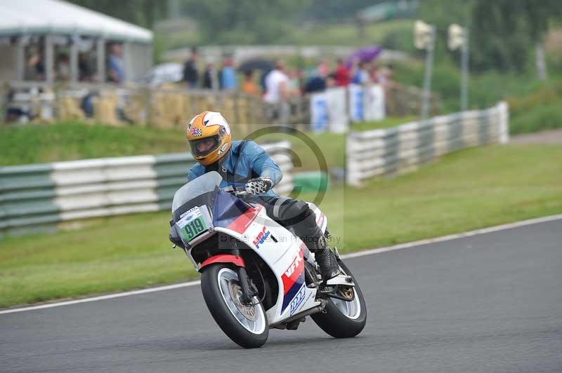 Mallory park Leicestershire;Mallory park photographs;Motorcycle action photographs;classic bikes;event digital images;eventdigitalimages;mallory park;no limits trackday;peter wileman photography;vintage bikes;vintage motorcycles;vmcc festival 1000 bikes