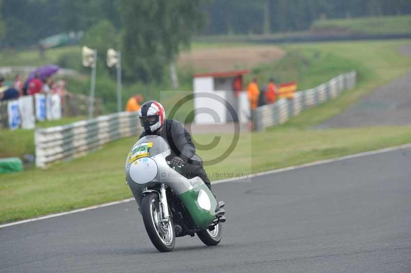 Mallory park Leicestershire;Mallory park photographs;Motorcycle action photographs;classic bikes;event digital images;eventdigitalimages;mallory park;no limits trackday;peter wileman photography;vintage bikes;vintage motorcycles;vmcc festival 1000 bikes