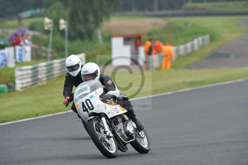 Mallory park Leicestershire;Mallory park photographs;Motorcycle action photographs;classic bikes;event digital images;eventdigitalimages;mallory park;no limits trackday;peter wileman photography;vintage bikes;vintage motorcycles;vmcc festival 1000 bikes