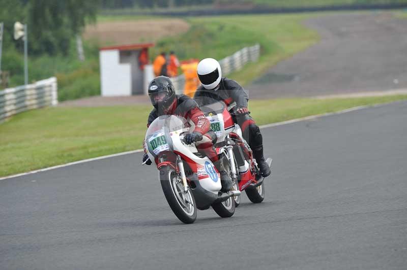 Mallory park Leicestershire;Mallory park photographs;Motorcycle action photographs;classic bikes;event digital images;eventdigitalimages;mallory park;no limits trackday;peter wileman photography;vintage bikes;vintage motorcycles;vmcc festival 1000 bikes