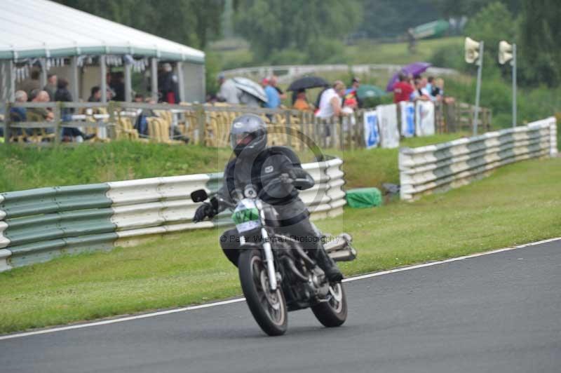 Mallory park Leicestershire;Mallory park photographs;Motorcycle action photographs;classic bikes;event digital images;eventdigitalimages;mallory park;no limits trackday;peter wileman photography;vintage bikes;vintage motorcycles;vmcc festival 1000 bikes