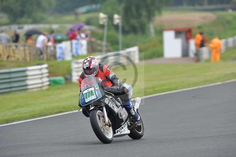 Mallory park Leicestershire;Mallory park photographs;Motorcycle action photographs;classic bikes;event digital images;eventdigitalimages;mallory park;no limits trackday;peter wileman photography;vintage bikes;vintage motorcycles;vmcc festival 1000 bikes