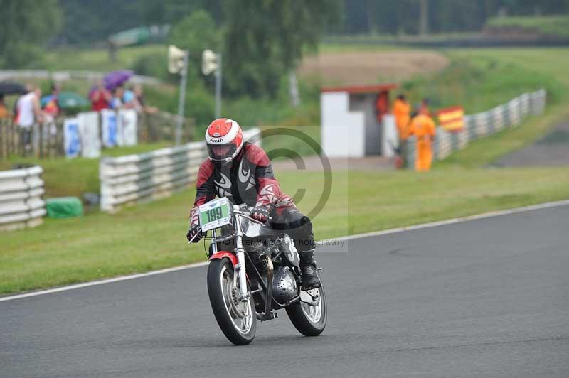 Mallory park Leicestershire;Mallory park photographs;Motorcycle action photographs;classic bikes;event digital images;eventdigitalimages;mallory park;no limits trackday;peter wileman photography;vintage bikes;vintage motorcycles;vmcc festival 1000 bikes