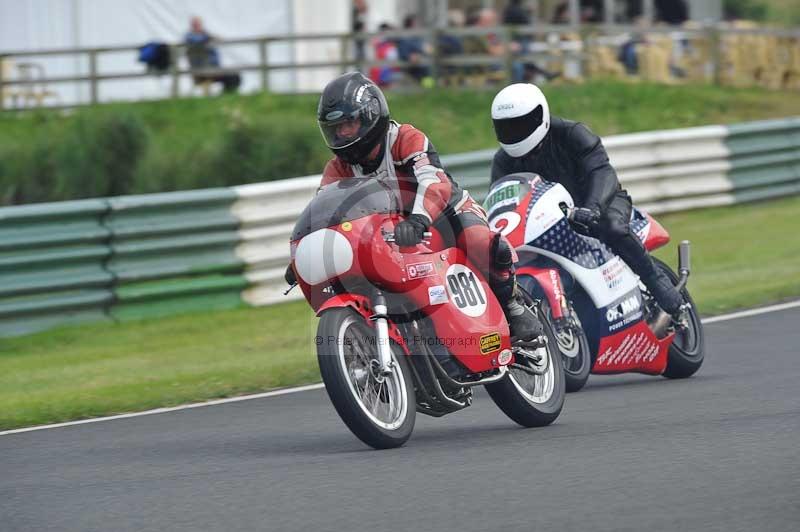 Mallory park Leicestershire;Mallory park photographs;Motorcycle action photographs;classic bikes;event digital images;eventdigitalimages;mallory park;no limits trackday;peter wileman photography;vintage bikes;vintage motorcycles;vmcc festival 1000 bikes