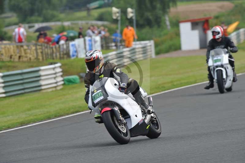 Mallory park Leicestershire;Mallory park photographs;Motorcycle action photographs;classic bikes;event digital images;eventdigitalimages;mallory park;no limits trackday;peter wileman photography;vintage bikes;vintage motorcycles;vmcc festival 1000 bikes