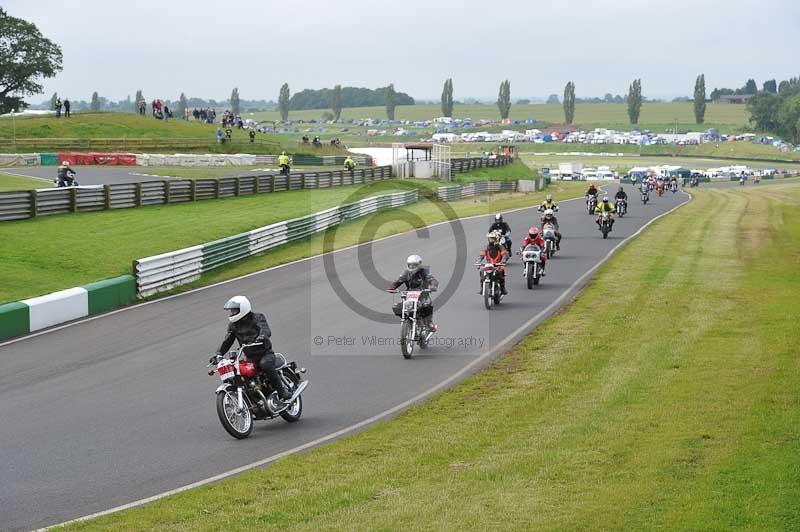 Mallory park Leicestershire;Mallory park photographs;Motorcycle action photographs;classic bikes;event digital images;eventdigitalimages;mallory park;no limits trackday;peter wileman photography;vintage bikes;vintage motorcycles;vmcc festival 1000 bikes