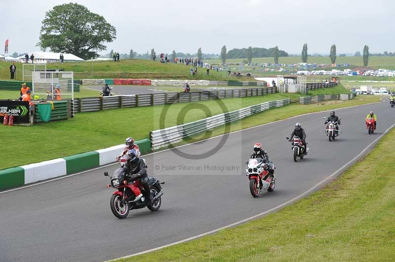 Mallory park Leicestershire;Mallory park photographs;Motorcycle action photographs;classic bikes;event digital images;eventdigitalimages;mallory park;no limits trackday;peter wileman photography;vintage bikes;vintage motorcycles;vmcc festival 1000 bikes