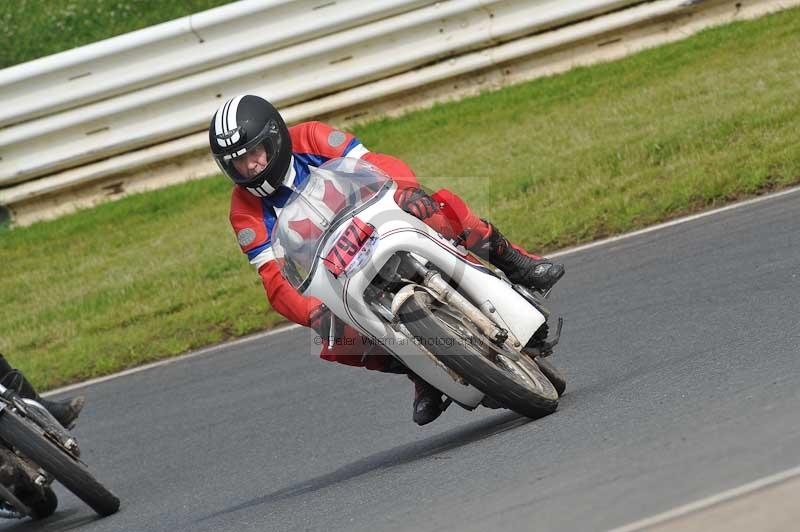 Mallory park Leicestershire;Mallory park photographs;Motorcycle action photographs;classic bikes;event digital images;eventdigitalimages;mallory park;no limits trackday;peter wileman photography;vintage bikes;vintage motorcycles;vmcc festival 1000 bikes