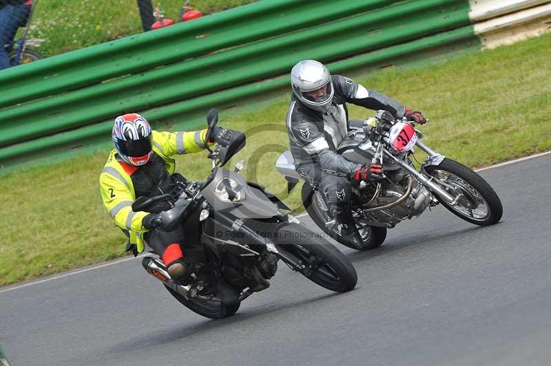 Mallory park Leicestershire;Mallory park photographs;Motorcycle action photographs;classic bikes;event digital images;eventdigitalimages;mallory park;no limits trackday;peter wileman photography;vintage bikes;vintage motorcycles;vmcc festival 1000 bikes