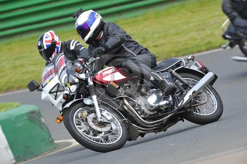 Mallory park Leicestershire;Mallory park photographs;Motorcycle action photographs;classic bikes;event digital images;eventdigitalimages;mallory park;no limits trackday;peter wileman photography;vintage bikes;vintage motorcycles;vmcc festival 1000 bikes