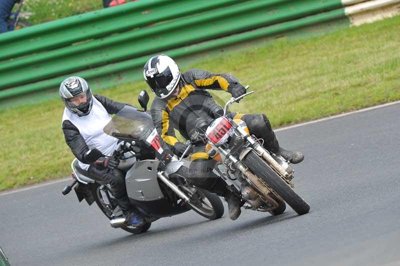 Mallory park Leicestershire;Mallory park photographs;Motorcycle action photographs;classic bikes;event digital images;eventdigitalimages;mallory park;no limits trackday;peter wileman photography;vintage bikes;vintage motorcycles;vmcc festival 1000 bikes