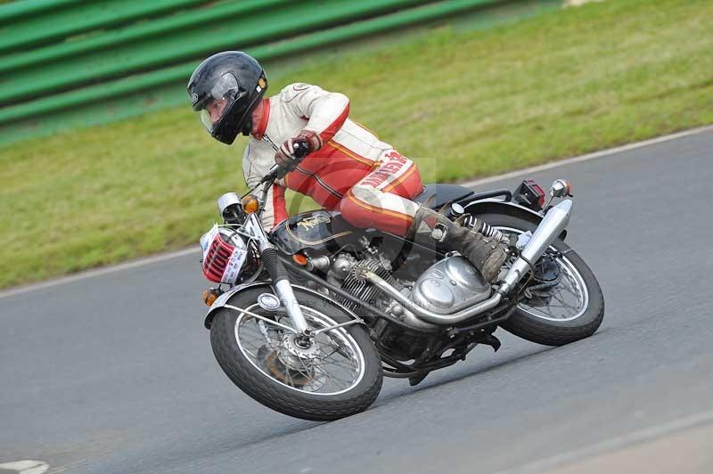 Mallory park Leicestershire;Mallory park photographs;Motorcycle action photographs;classic bikes;event digital images;eventdigitalimages;mallory park;no limits trackday;peter wileman photography;vintage bikes;vintage motorcycles;vmcc festival 1000 bikes