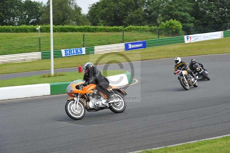 Mallory park Leicestershire;Mallory park photographs;Motorcycle action photographs;classic bikes;event digital images;eventdigitalimages;mallory park;no limits trackday;peter wileman photography;vintage bikes;vintage motorcycles;vmcc festival 1000 bikes