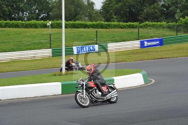 Mallory park Leicestershire;Mallory park photographs;Motorcycle action photographs;classic bikes;event digital images;eventdigitalimages;mallory park;no limits trackday;peter wileman photography;vintage bikes;vintage motorcycles;vmcc festival 1000 bikes