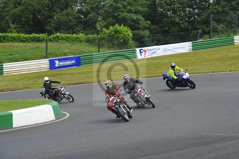 Mallory park Leicestershire;Mallory park photographs;Motorcycle action photographs;classic bikes;event digital images;eventdigitalimages;mallory park;no limits trackday;peter wileman photography;vintage bikes;vintage motorcycles;vmcc festival 1000 bikes