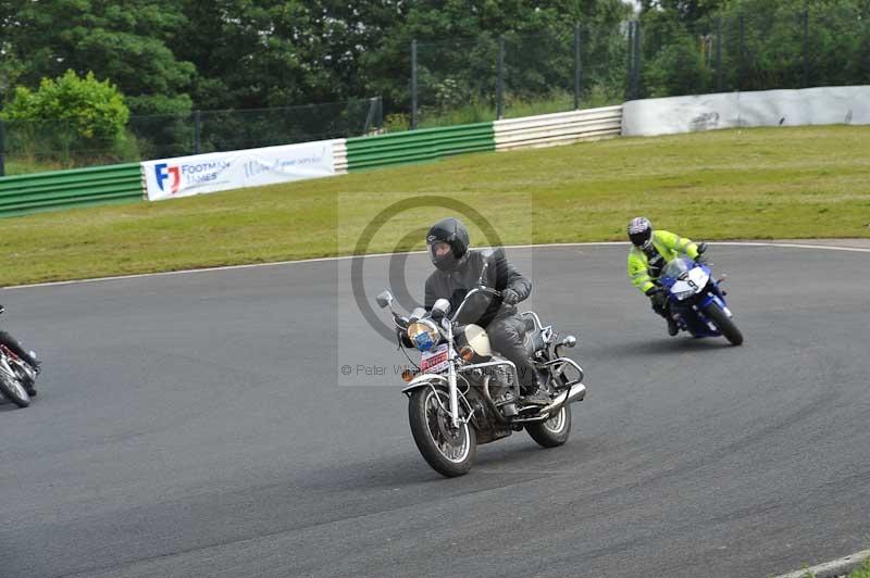 Mallory park Leicestershire;Mallory park photographs;Motorcycle action photographs;classic bikes;event digital images;eventdigitalimages;mallory park;no limits trackday;peter wileman photography;vintage bikes;vintage motorcycles;vmcc festival 1000 bikes