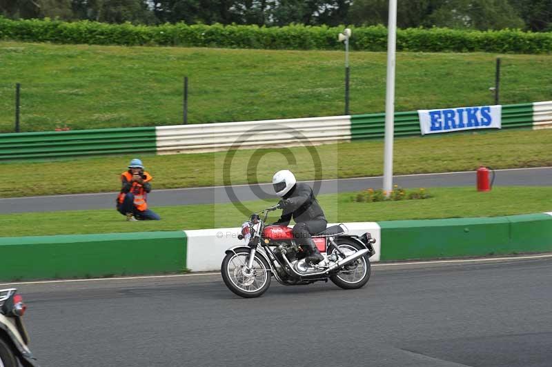 Mallory park Leicestershire;Mallory park photographs;Motorcycle action photographs;classic bikes;event digital images;eventdigitalimages;mallory park;no limits trackday;peter wileman photography;vintage bikes;vintage motorcycles;vmcc festival 1000 bikes