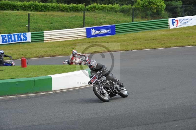 Mallory park Leicestershire;Mallory park photographs;Motorcycle action photographs;classic bikes;event digital images;eventdigitalimages;mallory park;no limits trackday;peter wileman photography;vintage bikes;vintage motorcycles;vmcc festival 1000 bikes