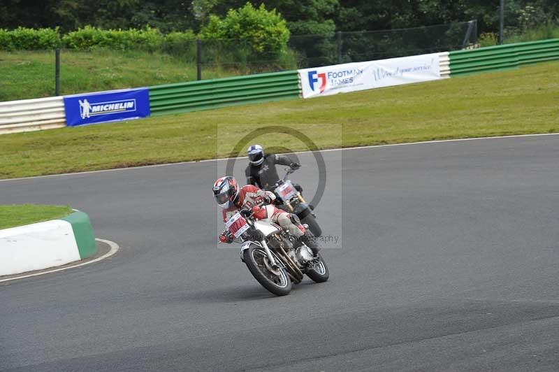 Mallory park Leicestershire;Mallory park photographs;Motorcycle action photographs;classic bikes;event digital images;eventdigitalimages;mallory park;no limits trackday;peter wileman photography;vintage bikes;vintage motorcycles;vmcc festival 1000 bikes