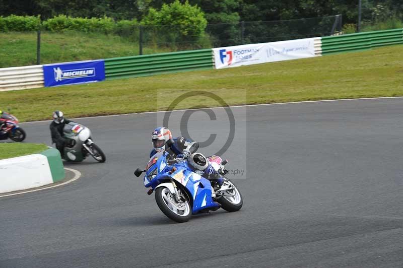 Mallory park Leicestershire;Mallory park photographs;Motorcycle action photographs;classic bikes;event digital images;eventdigitalimages;mallory park;no limits trackday;peter wileman photography;vintage bikes;vintage motorcycles;vmcc festival 1000 bikes