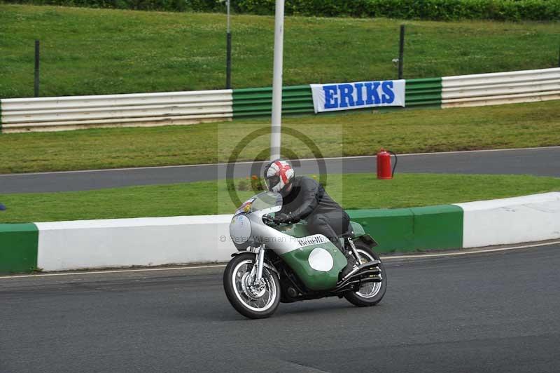 Mallory park Leicestershire;Mallory park photographs;Motorcycle action photographs;classic bikes;event digital images;eventdigitalimages;mallory park;no limits trackday;peter wileman photography;vintage bikes;vintage motorcycles;vmcc festival 1000 bikes