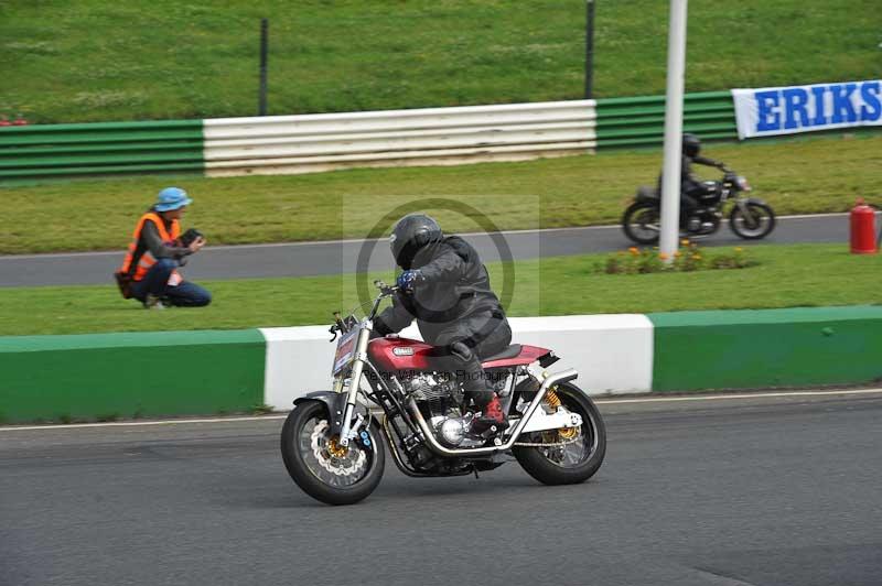 Mallory park Leicestershire;Mallory park photographs;Motorcycle action photographs;classic bikes;event digital images;eventdigitalimages;mallory park;no limits trackday;peter wileman photography;vintage bikes;vintage motorcycles;vmcc festival 1000 bikes