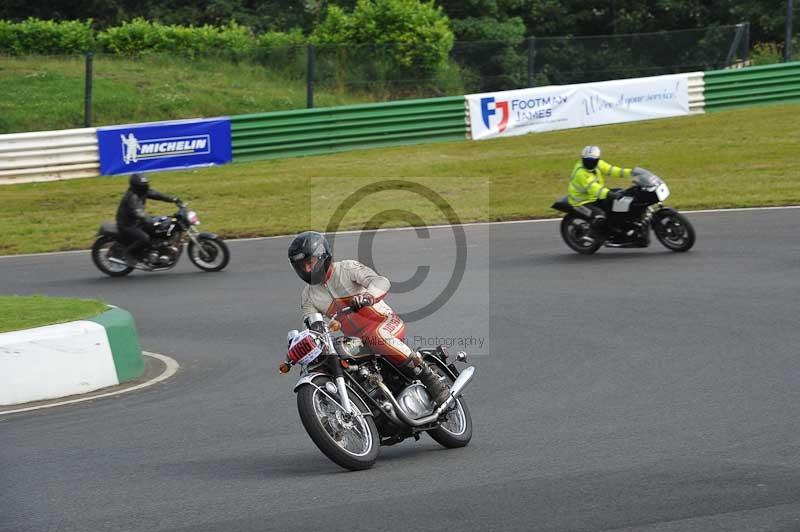 Mallory park Leicestershire;Mallory park photographs;Motorcycle action photographs;classic bikes;event digital images;eventdigitalimages;mallory park;no limits trackday;peter wileman photography;vintage bikes;vintage motorcycles;vmcc festival 1000 bikes