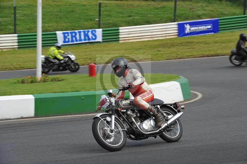 Mallory park Leicestershire;Mallory park photographs;Motorcycle action photographs;classic bikes;event digital images;eventdigitalimages;mallory park;no limits trackday;peter wileman photography;vintage bikes;vintage motorcycles;vmcc festival 1000 bikes