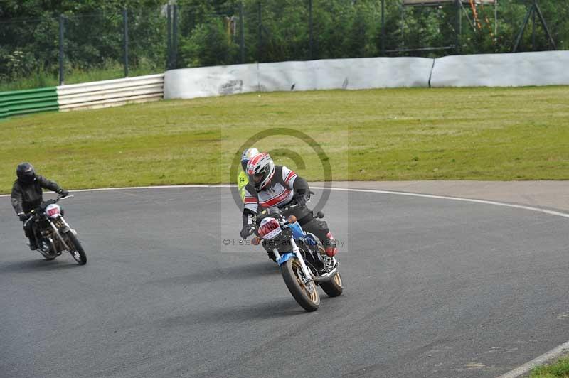 Mallory park Leicestershire;Mallory park photographs;Motorcycle action photographs;classic bikes;event digital images;eventdigitalimages;mallory park;no limits trackday;peter wileman photography;vintage bikes;vintage motorcycles;vmcc festival 1000 bikes