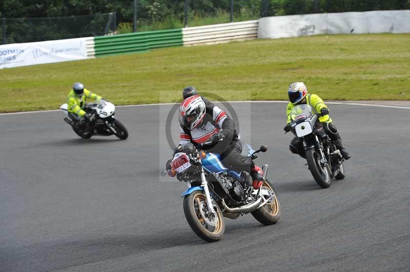 Mallory park Leicestershire;Mallory park photographs;Motorcycle action photographs;classic bikes;event digital images;eventdigitalimages;mallory park;no limits trackday;peter wileman photography;vintage bikes;vintage motorcycles;vmcc festival 1000 bikes