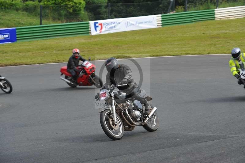 Mallory park Leicestershire;Mallory park photographs;Motorcycle action photographs;classic bikes;event digital images;eventdigitalimages;mallory park;no limits trackday;peter wileman photography;vintage bikes;vintage motorcycles;vmcc festival 1000 bikes