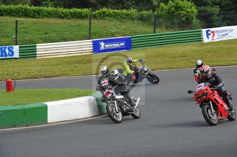 Mallory park Leicestershire;Mallory park photographs;Motorcycle action photographs;classic bikes;event digital images;eventdigitalimages;mallory park;no limits trackday;peter wileman photography;vintage bikes;vintage motorcycles;vmcc festival 1000 bikes