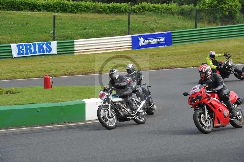 Mallory park Leicestershire;Mallory park photographs;Motorcycle action photographs;classic bikes;event digital images;eventdigitalimages;mallory park;no limits trackday;peter wileman photography;vintage bikes;vintage motorcycles;vmcc festival 1000 bikes