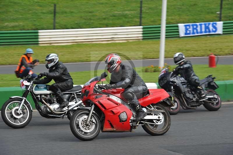 Mallory park Leicestershire;Mallory park photographs;Motorcycle action photographs;classic bikes;event digital images;eventdigitalimages;mallory park;no limits trackday;peter wileman photography;vintage bikes;vintage motorcycles;vmcc festival 1000 bikes