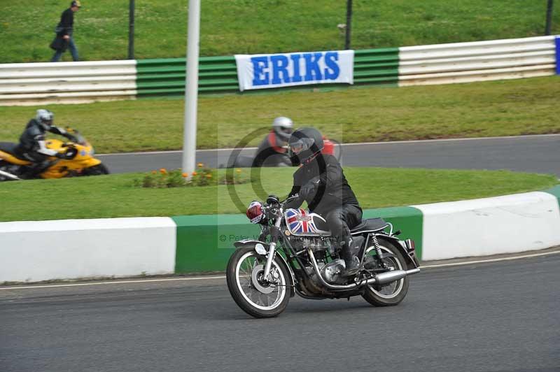 Mallory park Leicestershire;Mallory park photographs;Motorcycle action photographs;classic bikes;event digital images;eventdigitalimages;mallory park;no limits trackday;peter wileman photography;vintage bikes;vintage motorcycles;vmcc festival 1000 bikes