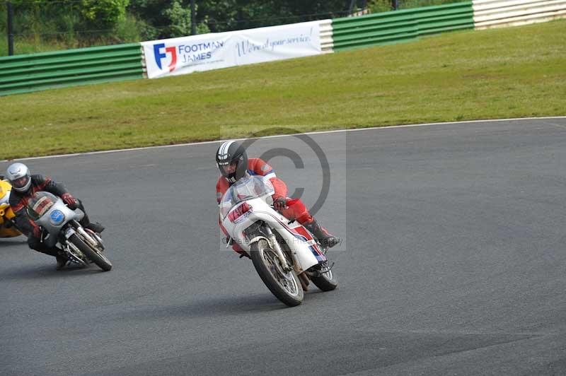 Mallory park Leicestershire;Mallory park photographs;Motorcycle action photographs;classic bikes;event digital images;eventdigitalimages;mallory park;no limits trackday;peter wileman photography;vintage bikes;vintage motorcycles;vmcc festival 1000 bikes